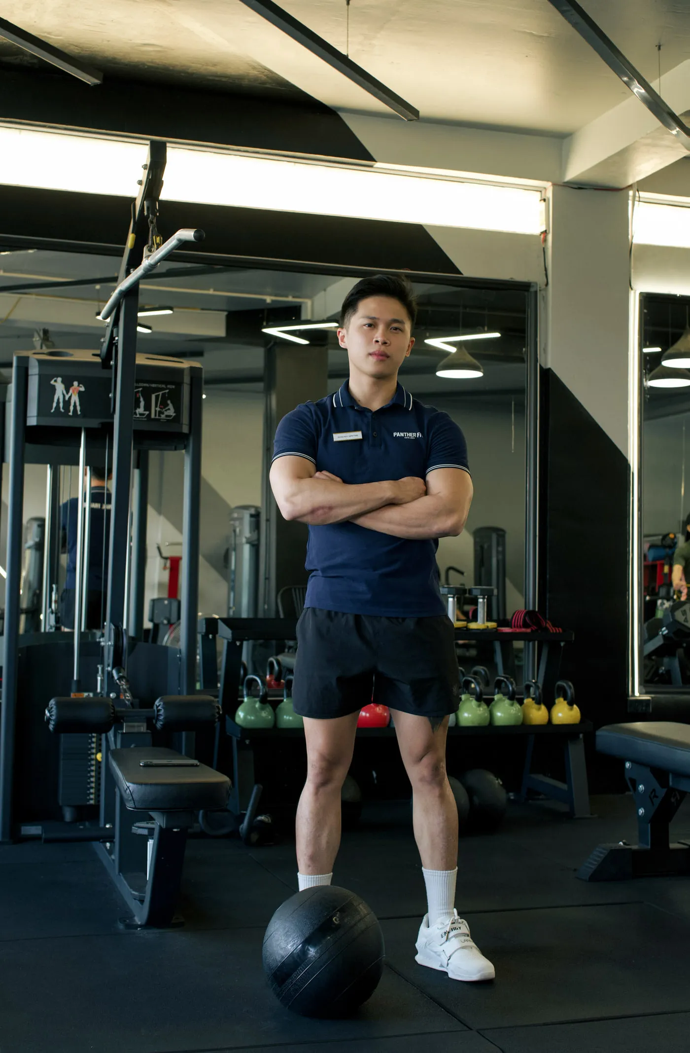 Huấn luyện viên Huỳnh Thái Sơn trong đồng phục Panther Fit tại phòng tập